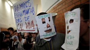 ’Les teves mans estan tacades de calç viva’, es podia llegir en una de les pancartes