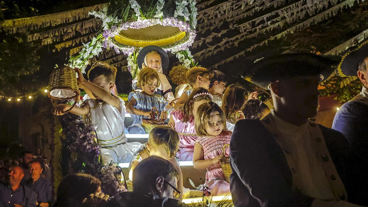 La Beateta recorre las calles de Valldemossa en su ‘carro triomfal’ en la edición del año pasado de la fiesta