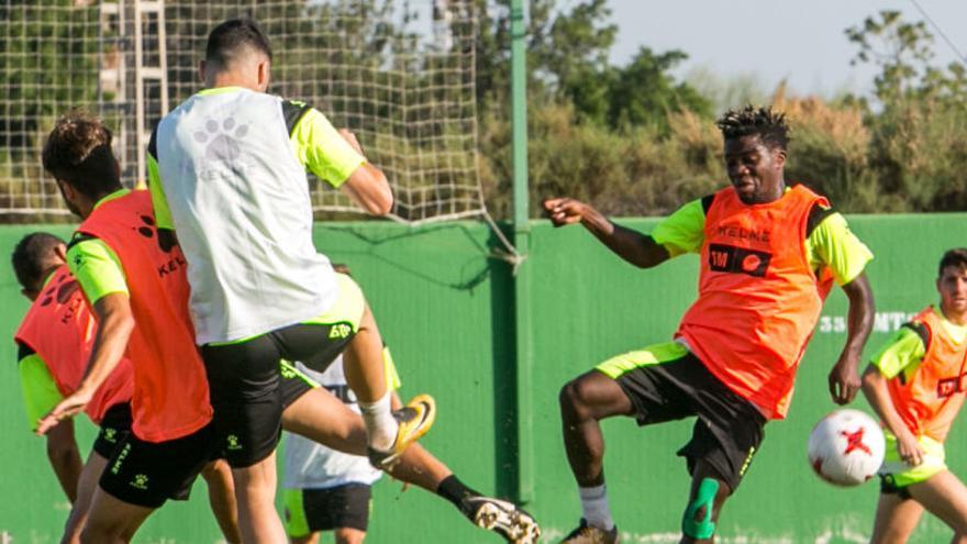 Entrenamiento del Elche en el campo anexo