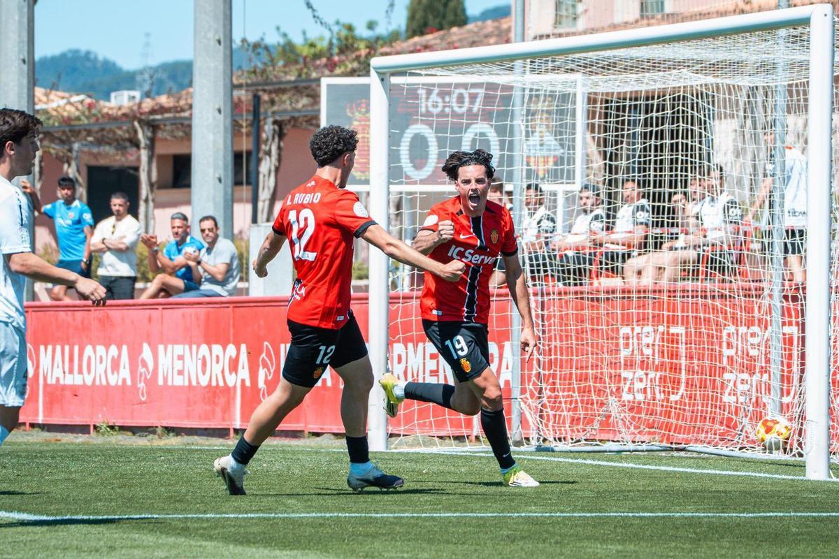Ribas y Aimar Peña, del Malorca B, celebran el 1-0 ante el Felanitx (8-1 final) de la última jornada