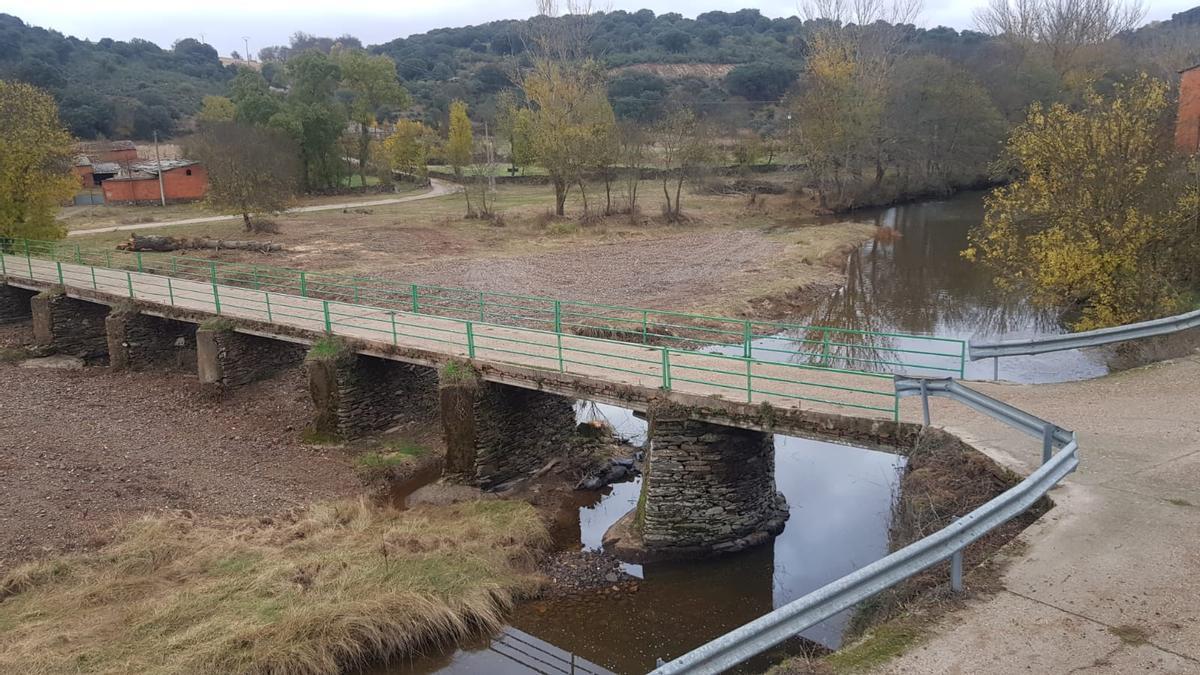 El río Aliste a su paso por el puente de Flores, ayer