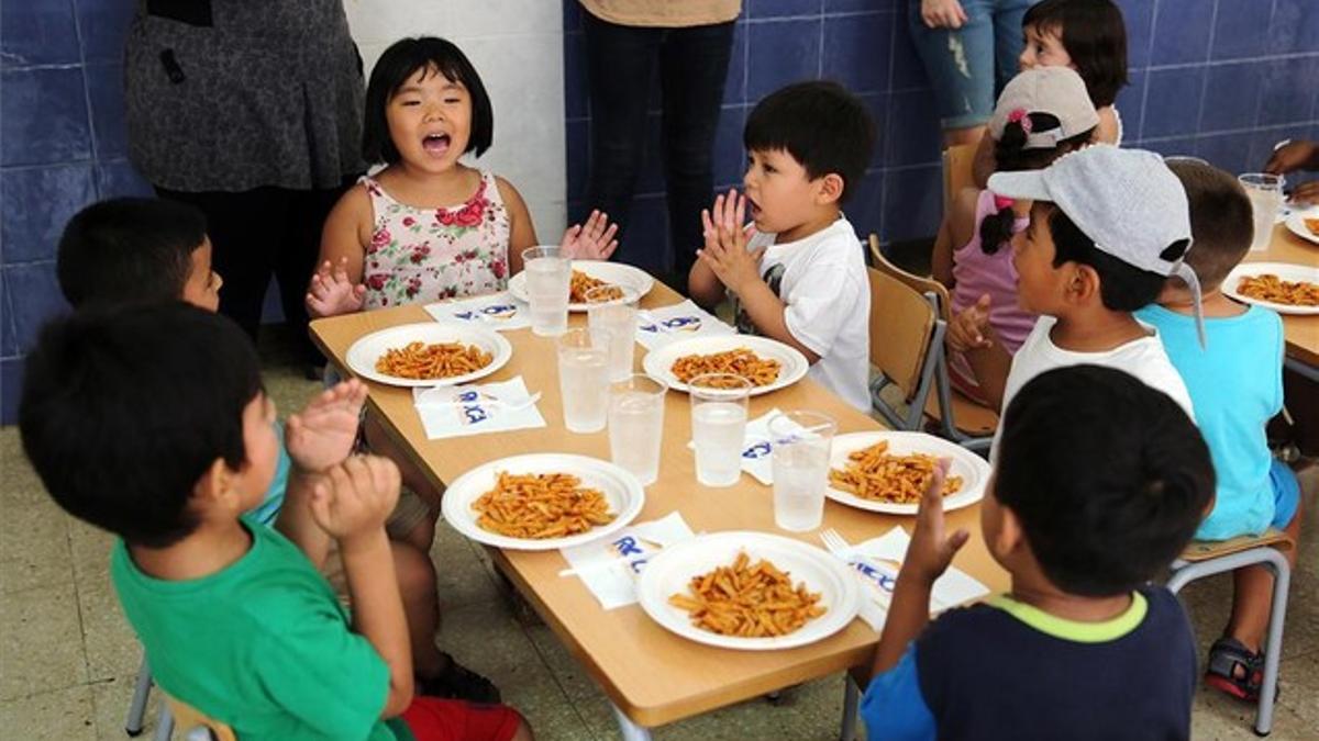 Unos niños, en el comedor del colegio Ramón y Cajal de L¿Hospitalet, el pasado lunes