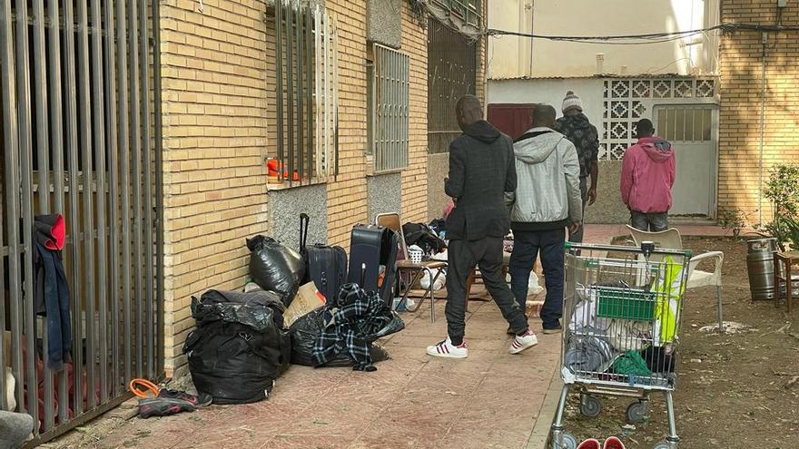 Un campamento de ocho migrantes en una calle del barrio de Los Ángeles de Lorca