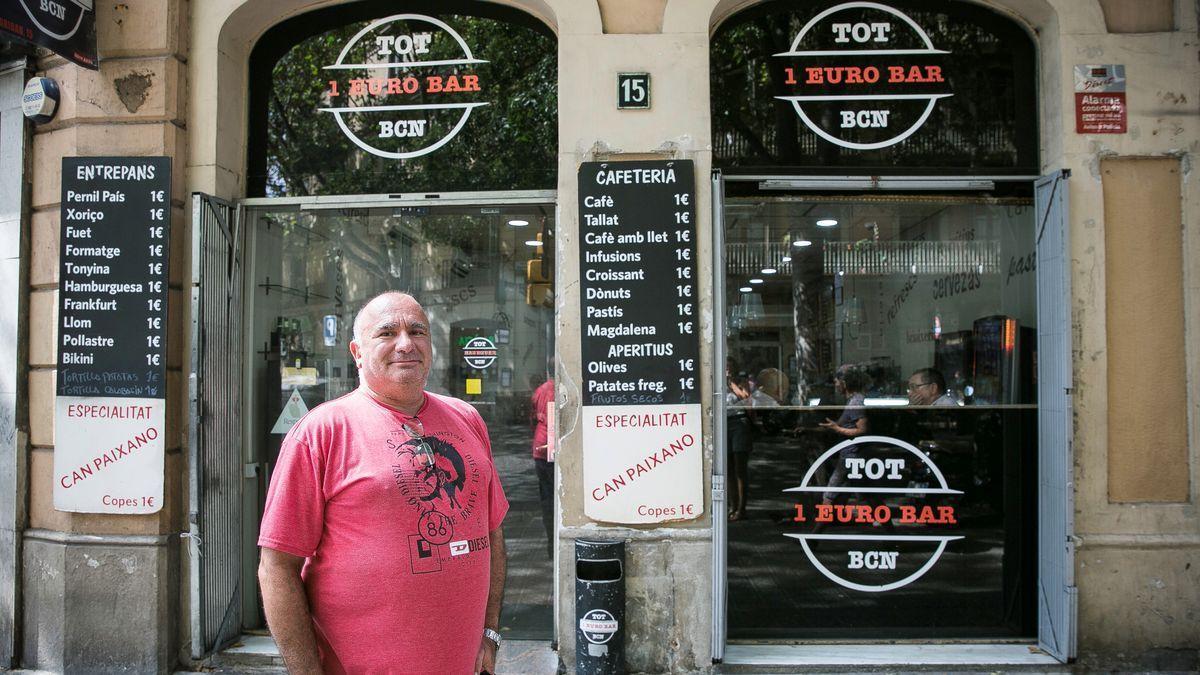 Josep Serral, el dueño de Tot 1 € Bar, posa en la entrada del local.