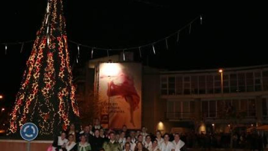 Un grupo folclórico junto al árbol navideño en 2013.