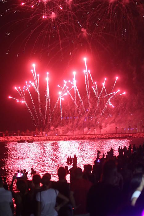 Como es tradición, el espectáculo pirotécnico da paso a días de fiesta en Málaga. Y como cada año, cientos de jóvenes siguieron los fuegos desde la playa de La Malagueta