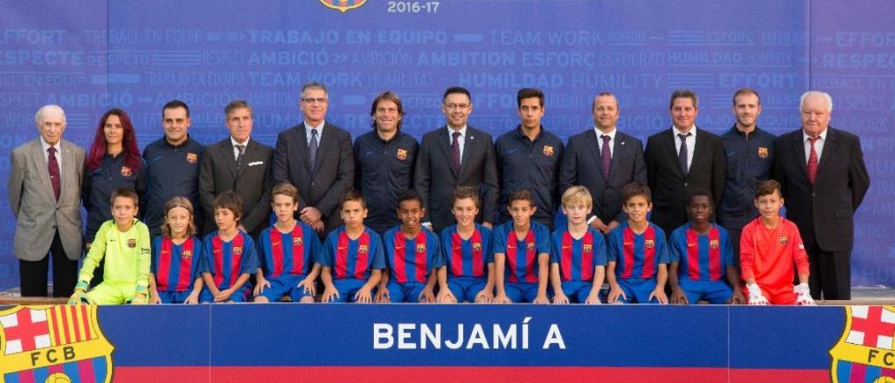 La plantilla infantil del Barça y algunos miembros de la directiva del club blaugrana.