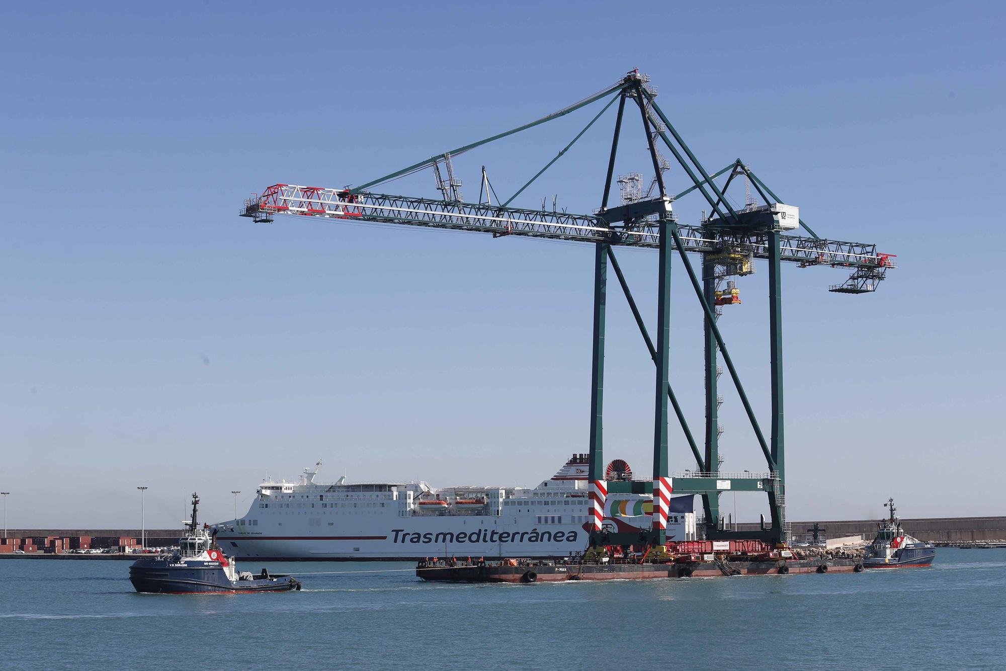 Espectacular traslado por mar de una nueva grúa en el Puerto de València