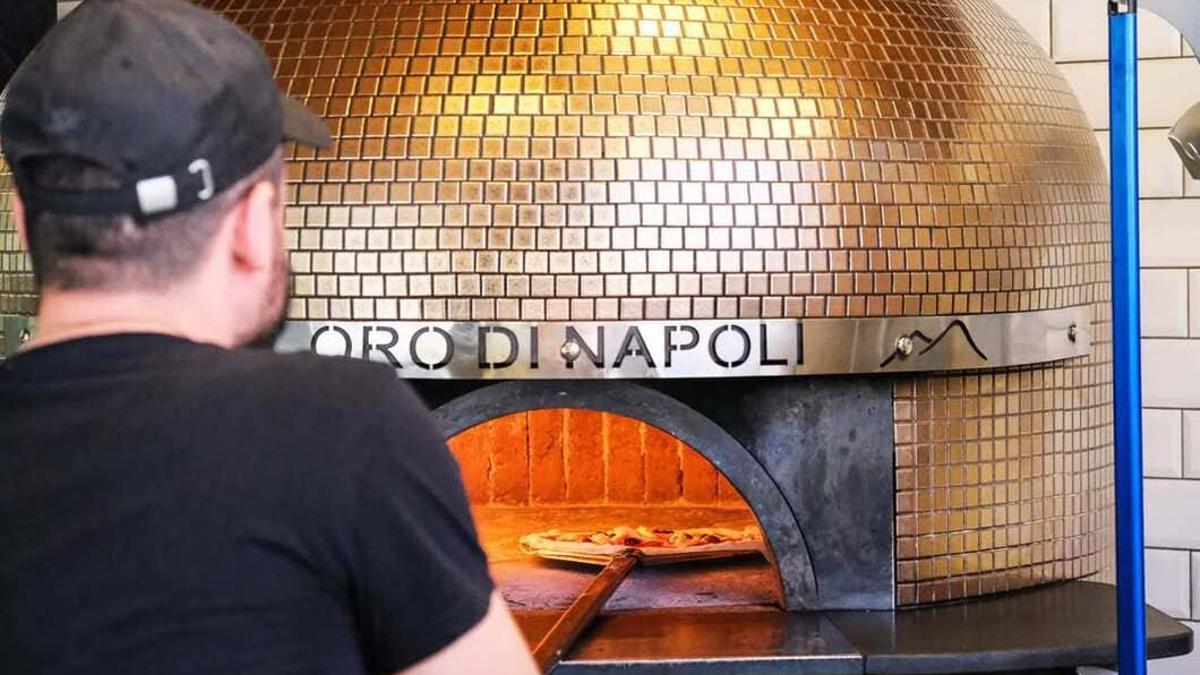 Elaboración de una pizza en Oro Di Napoli.
