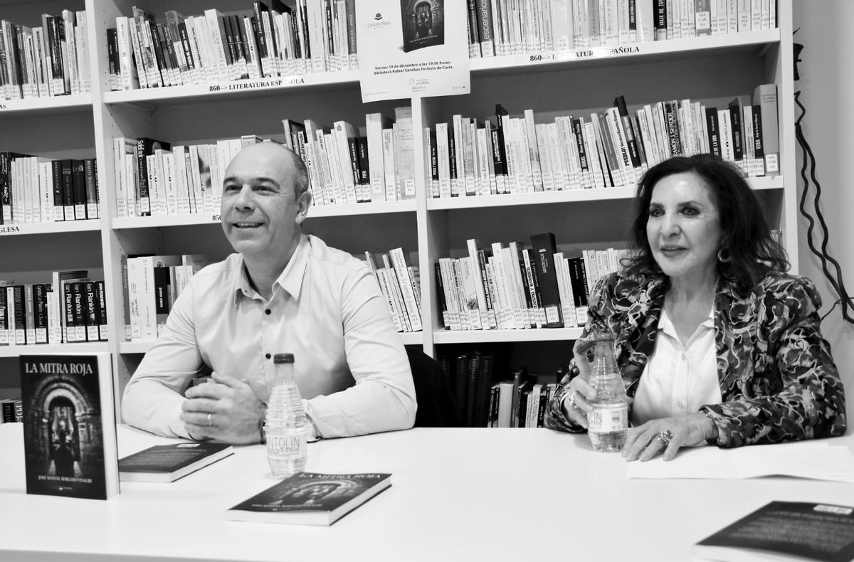 José Manuel Robledo en la presentación de su libro junto a la escitora Rosa López.