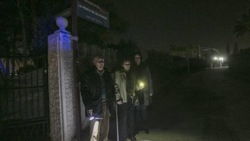 Con linterna y la antorcha del móvil para iluminarse de noche en Peña las Águilas. ANTONIO AMORÓS