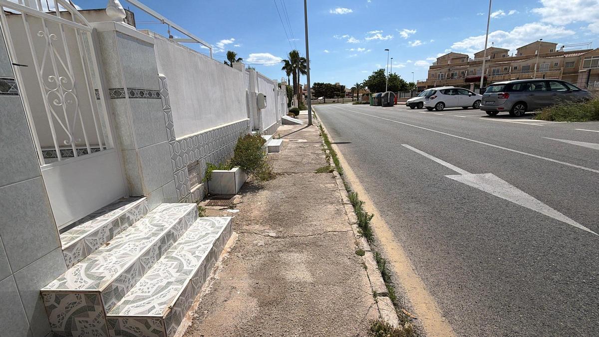 Escalones sobre las aceras públicas en la principal vía de acceso a Las Torretas