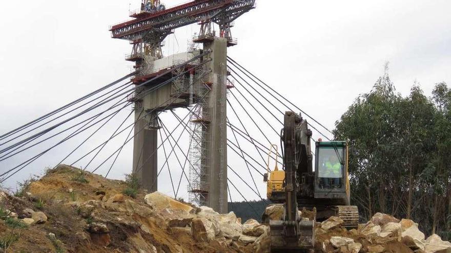 Uno de los desmontes en el tramo de Domaio, con el puente de Rande al fondo. // Santos Álvarez