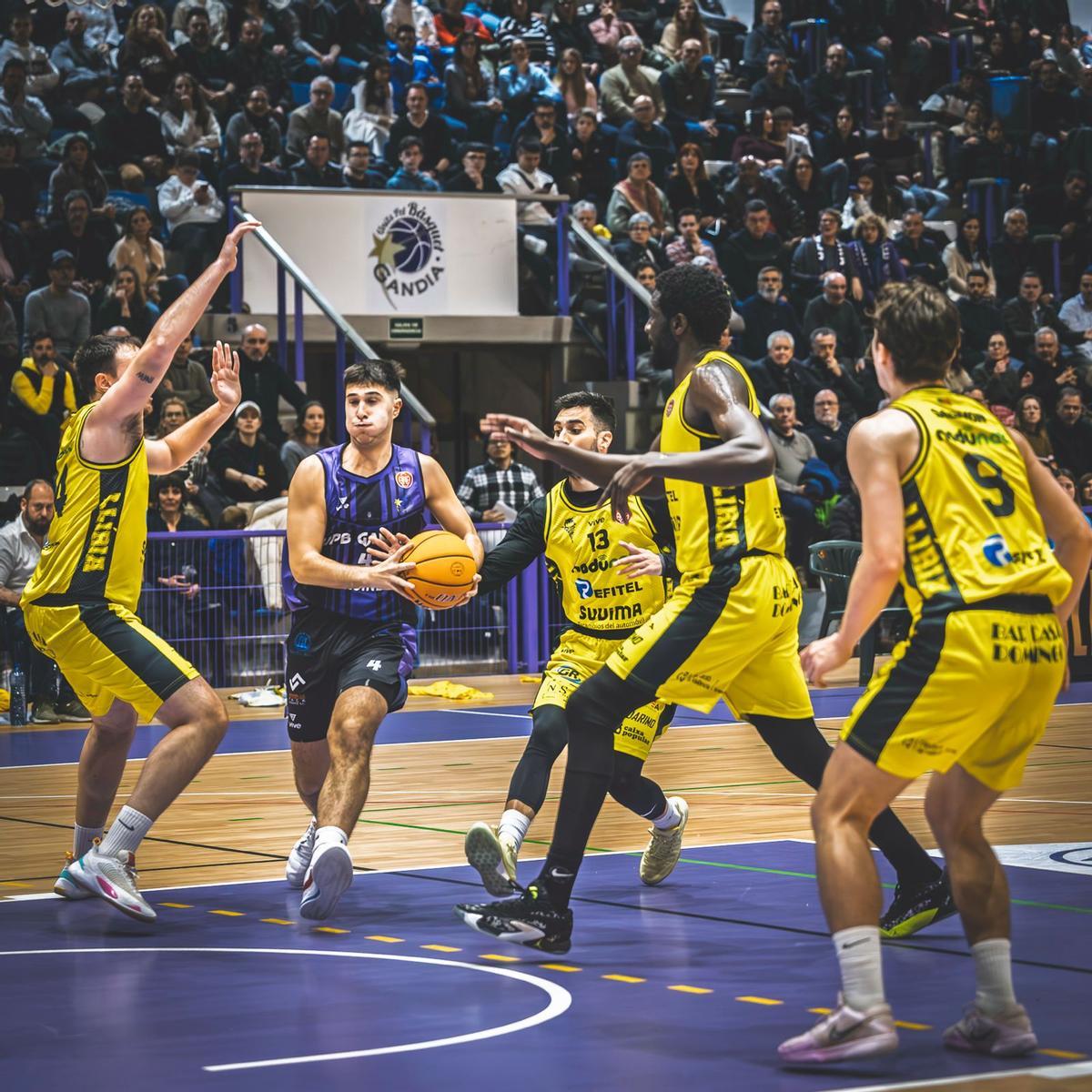 Un partido de Proinbeni UpBG en casa con las gradas abarrotadas