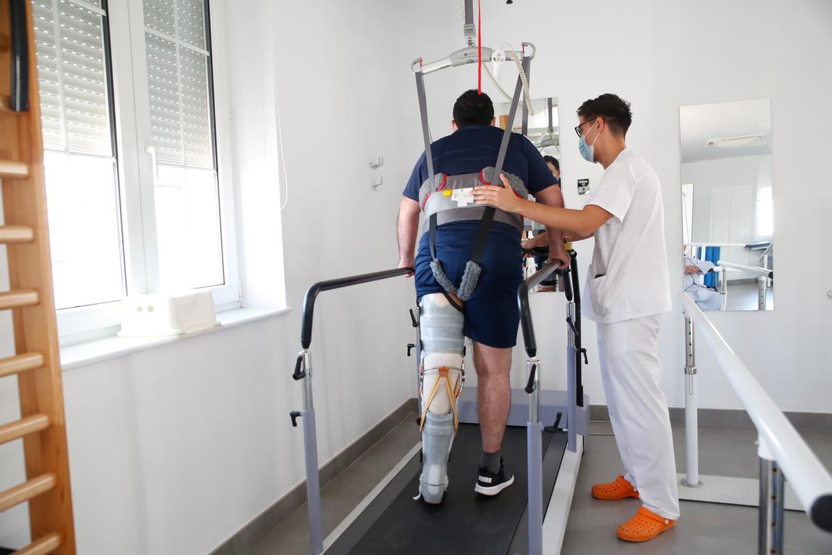 Un paciente es atendido en el Instituto de Neurociencias del hospital Cruz Roja Córdoba.