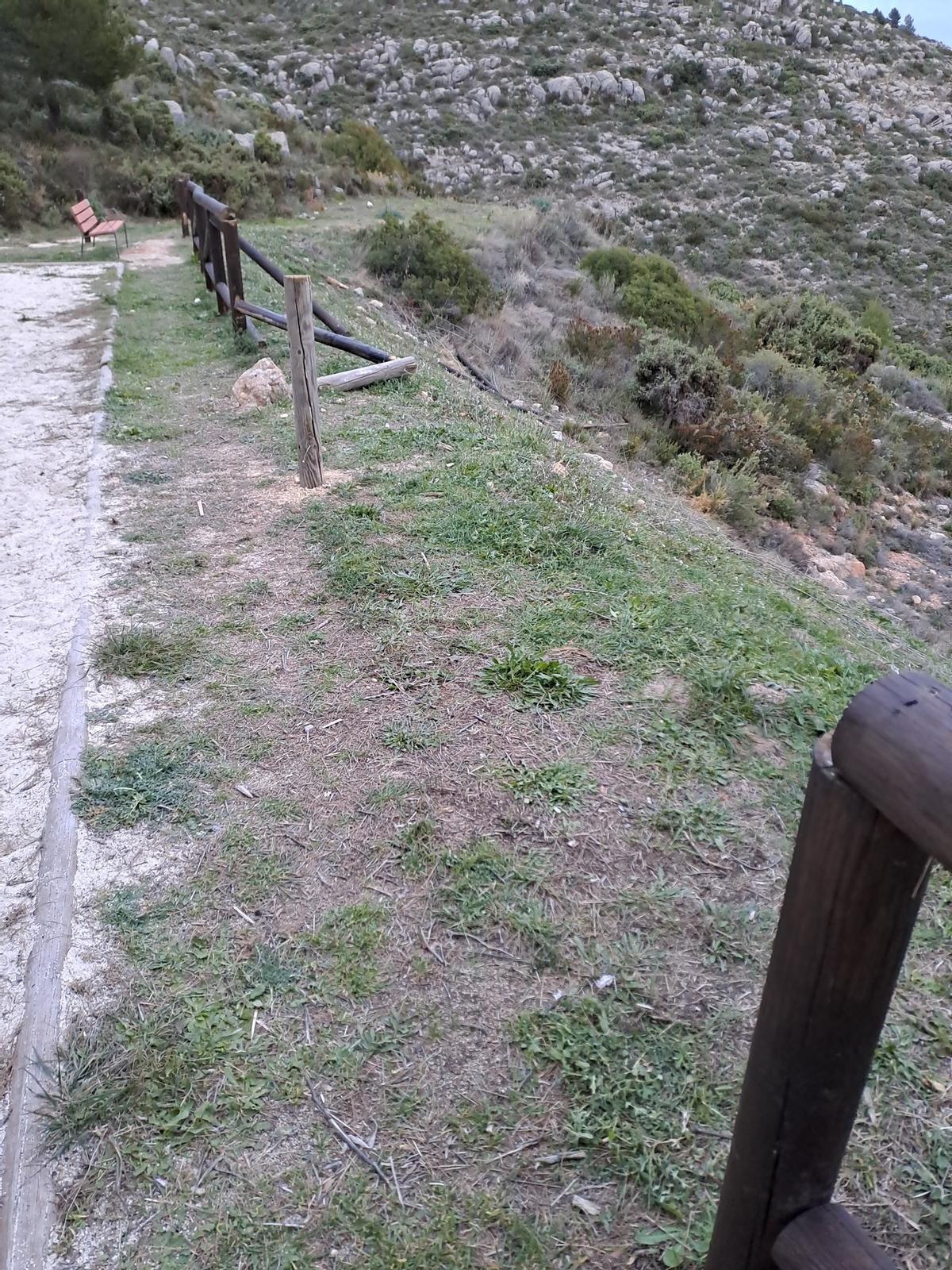 La valla rota del área recreativa de Tàrbena tras el vandalismo en enero de 2023.