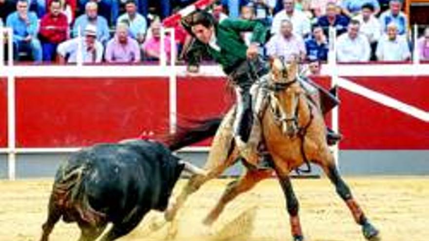 La poca clase y el peligro de los toros de Julio de la Puerta deslució la corrida de la feria de Lorca