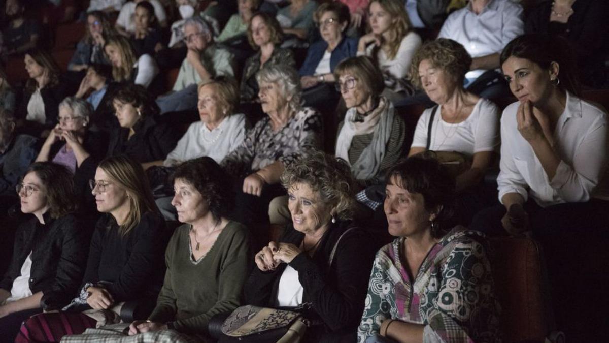 Una part de l’auditori, amb algunes de les participants a l’acte | OSCAR BAYONA