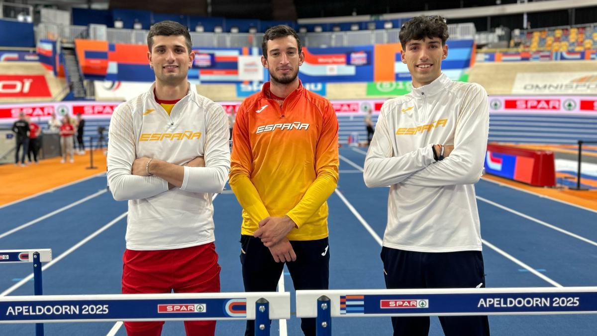 Llopis, flanqueado por Asier Martínez y por Abel Jordán