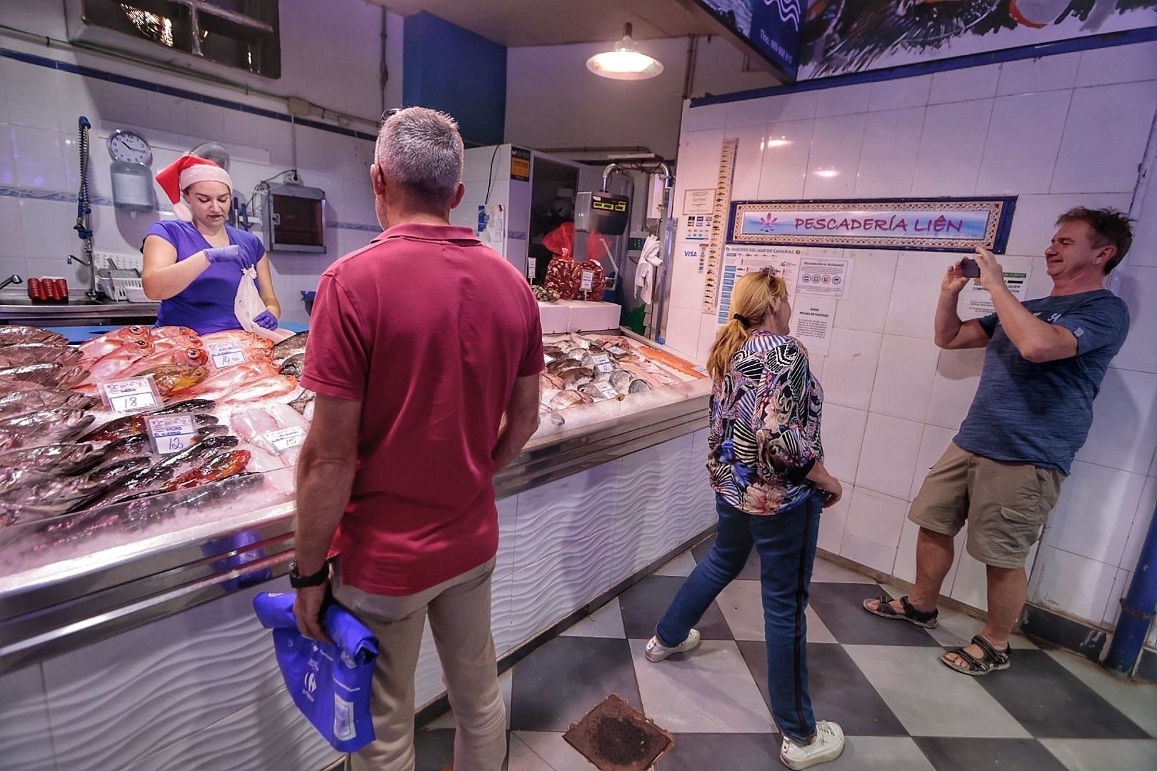 Compras en el mercado para las cenas de Navidad