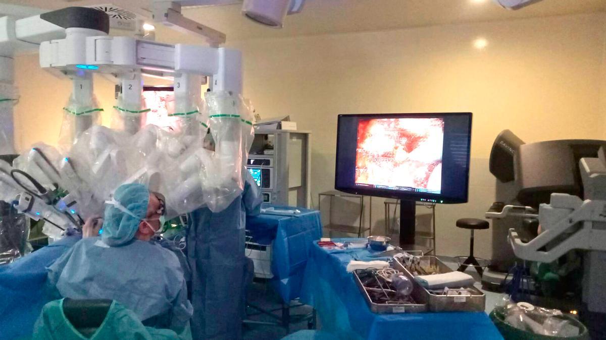 Una de las primeras operaciones con el Da Vinci en el Álvaro Cunqueiro.
