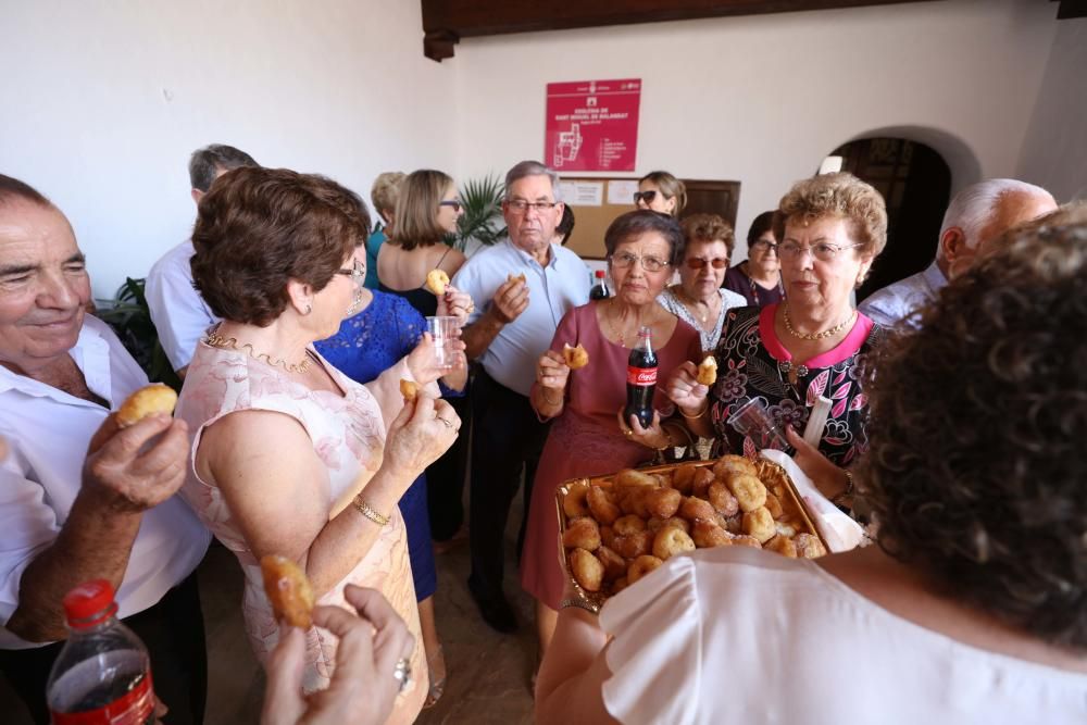 El calor de septiembre hace sudar la gota gorda a ''balladors'', público y a los participantes en la procesión