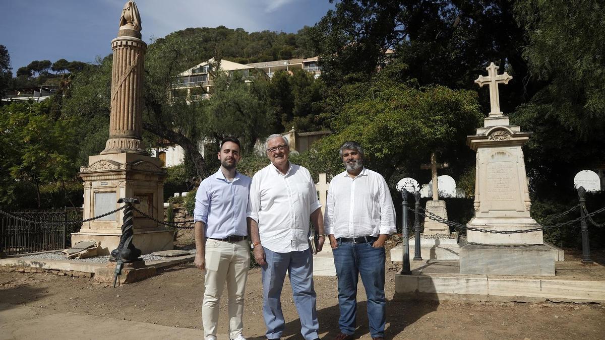 Tomás Rodríguez, Mariano Vergara y Manuel Navarro, esta semana en el Cementerio Inglés, en la zona donde se representará una parte de ‘Don Juan Tenorio