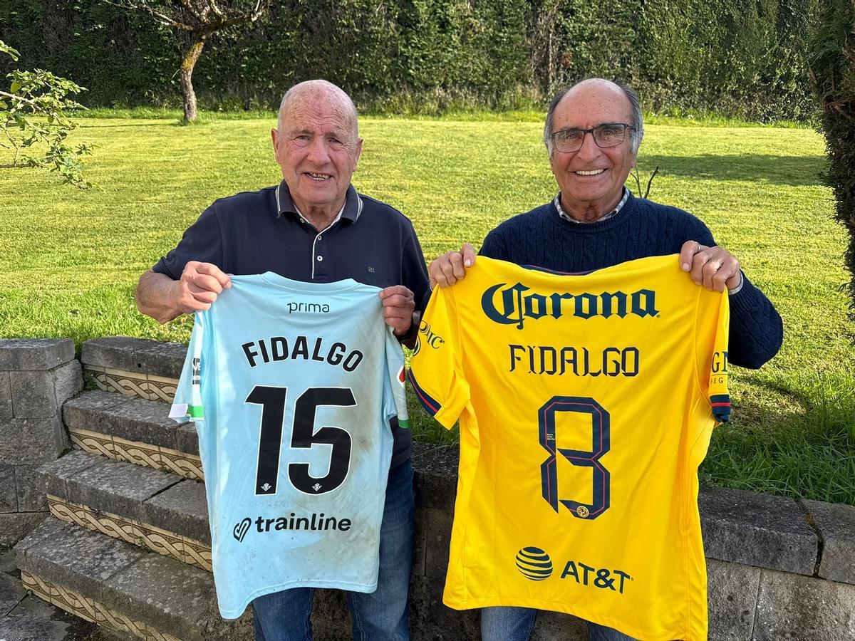 El abuelo, Rafa, y el descubridor de Álvaro Fidalgo, José Manuel Rodríguez "Barri", ayer, en su casa en Hevia (Siero) con dos camisetas oficiales del futbolista.