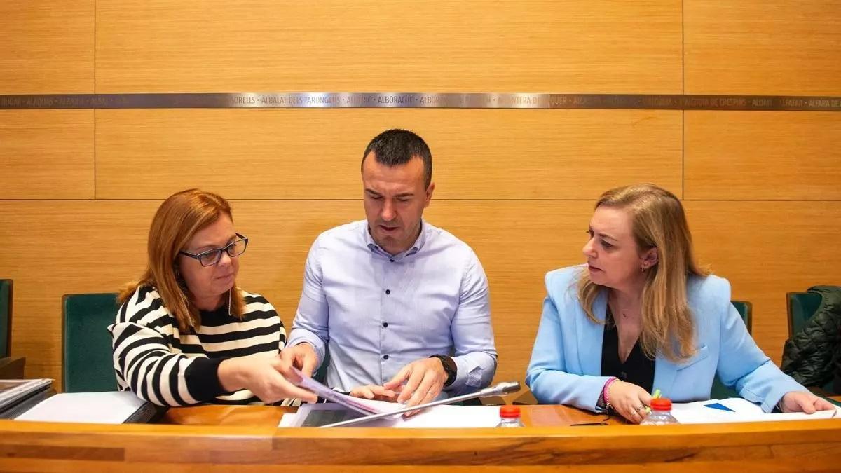 El president Vicent Mompó, junto a Natàlia Enguix y Reme Mazzolari.