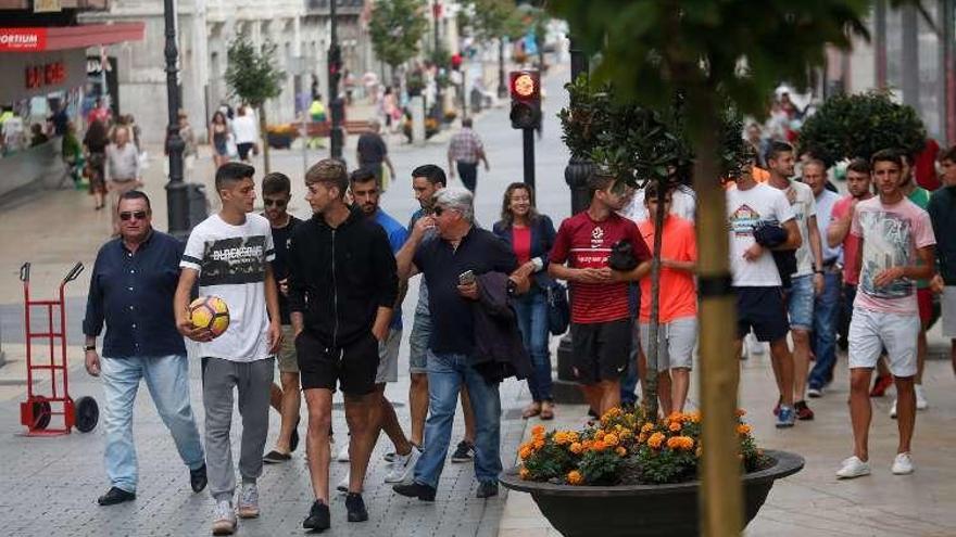 La plantilla de Real Avilés GD durante una protesta en la calle.