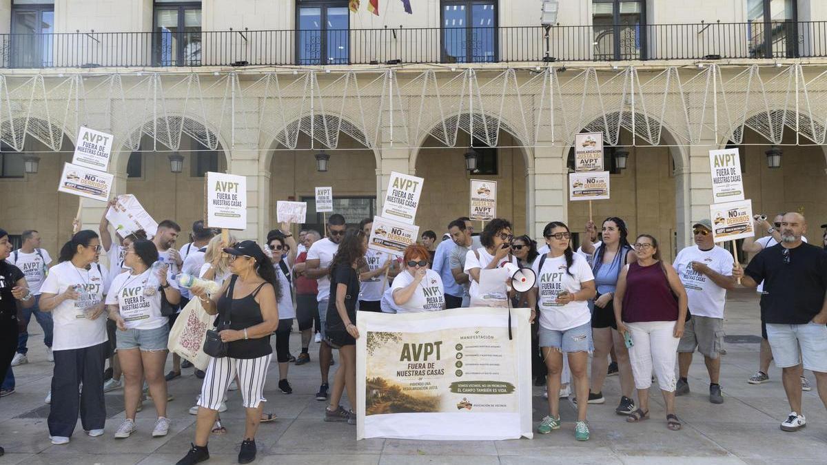 Protesta ante el Ayuntamiento de Alicante para permitir viviendas en suelo rústico