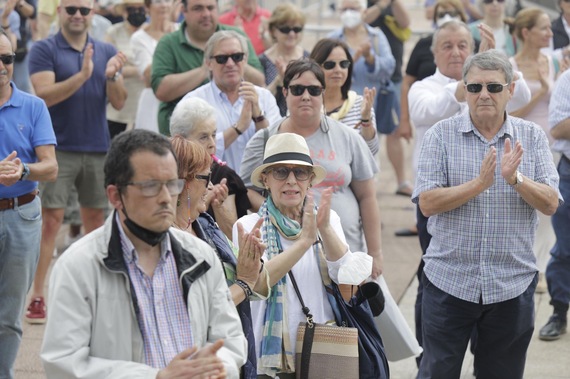 En imágenes: Así fue la protesta por el estado del paseo del Muro en Gijón