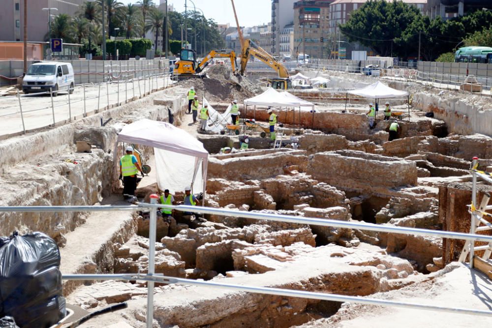 Varias vistas de los restos arqueológicos encontrados en las obras del metro en la avenida de Andalucía.