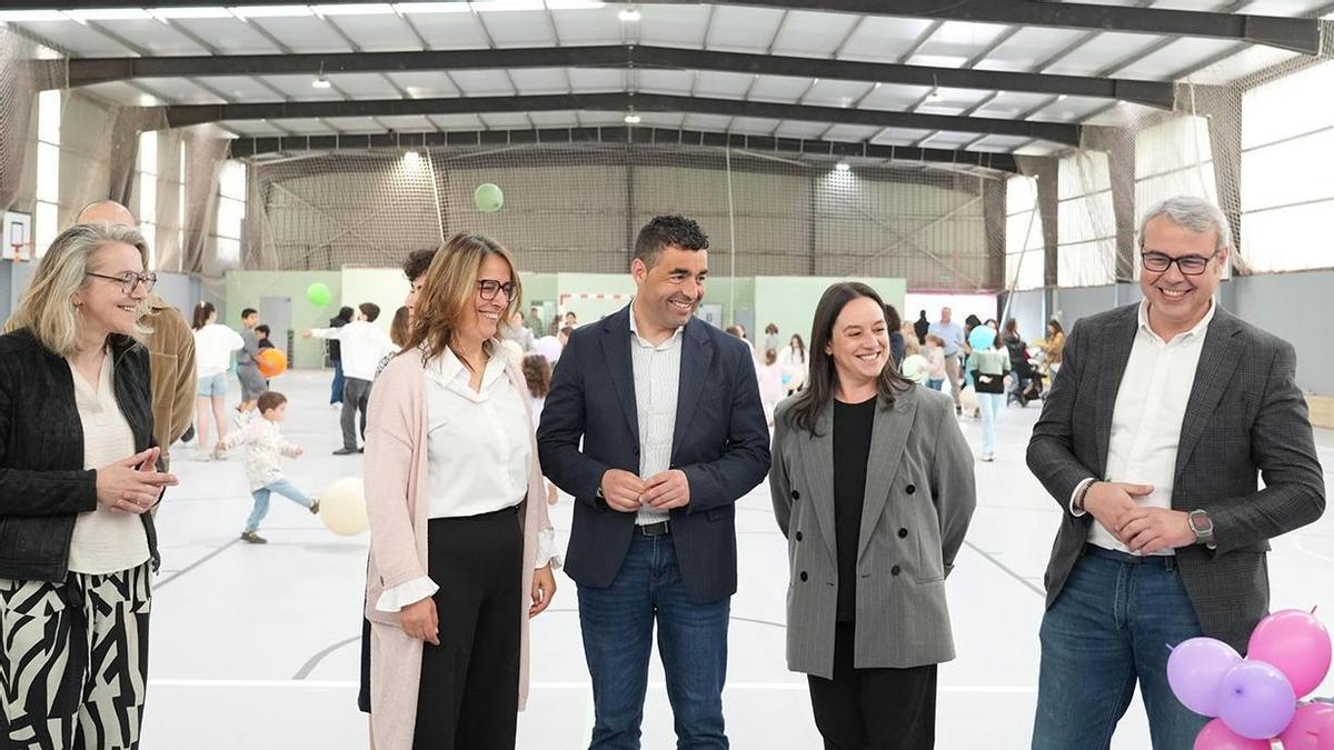 Segunda por la izquierda, Paula Fernández, con Luis López, tercero por la izquierda, en la inauguración del recinto.