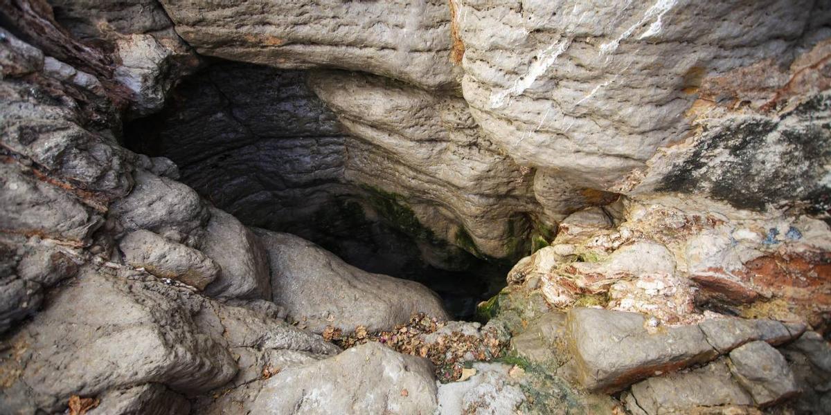 El Bufador es un túnel natural excavado en la roca donde se asienta la ciudad.