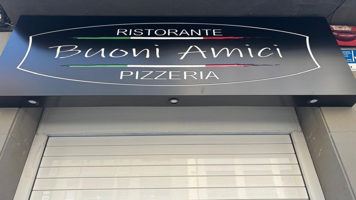Cartell del nou restaurant &quot;Buoni Amici Pizzeria&quot; a Manresa al carrer d'Àngel Guimerà
