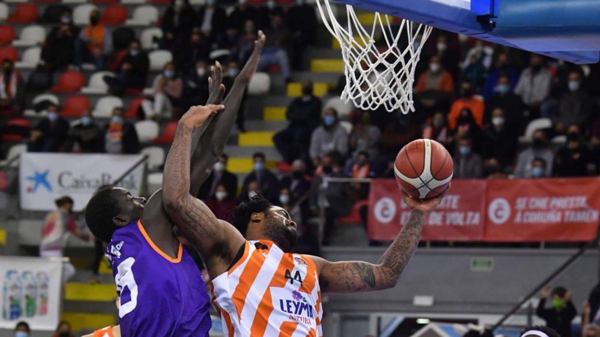 Nick Ward coge un rebote en el partido contra el Palencia. |  // VÍCTOR ECHAVE