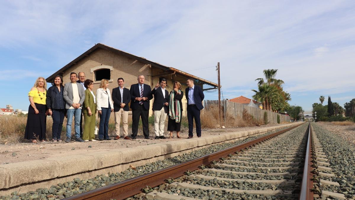 Varios dirigentes del PP han acudido este viernes a la antigua estación de Las Torres de Cotillas.