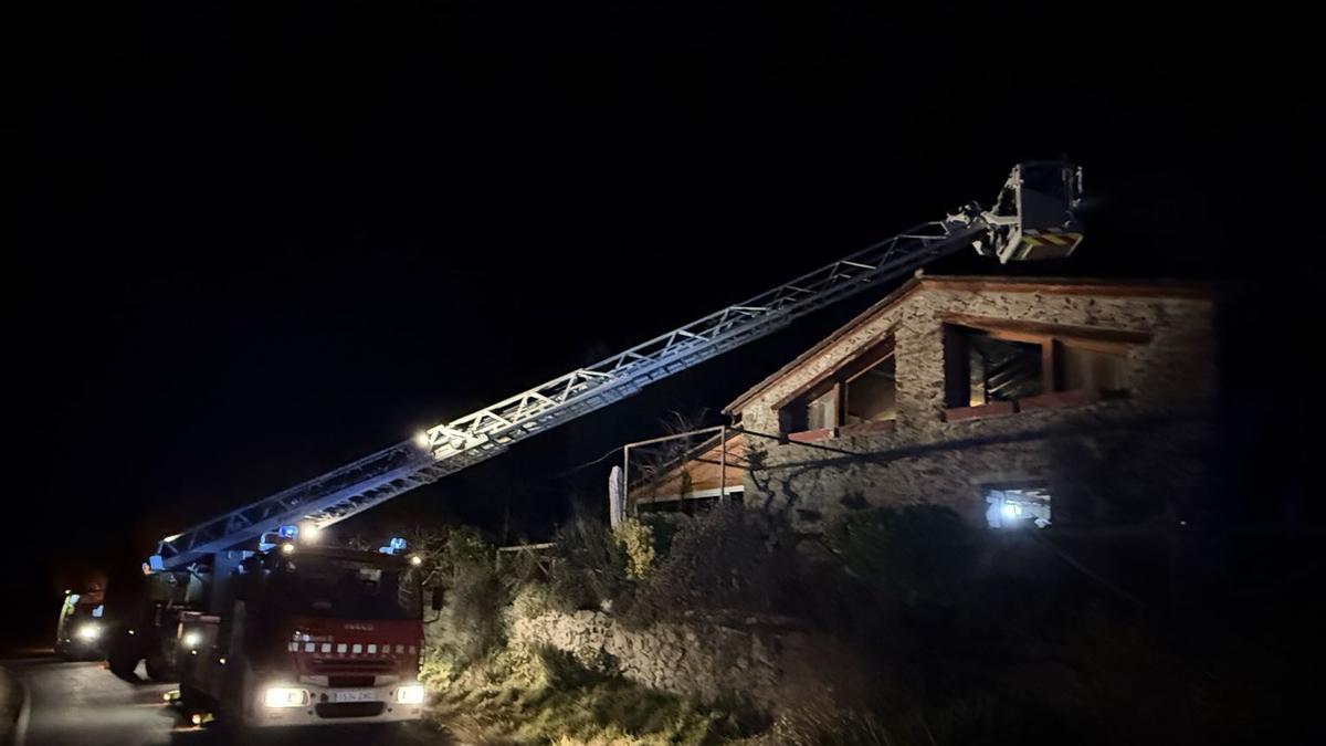 Incendi entre el fals sostre i la coberta d'una casa a Montferrer i Castellbó