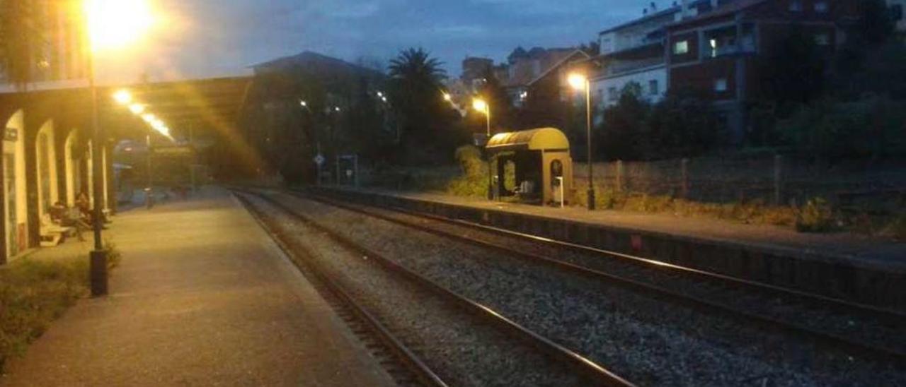 La estación pontecesureña, donde repusieron la iluminación del segundo andén. // FdV