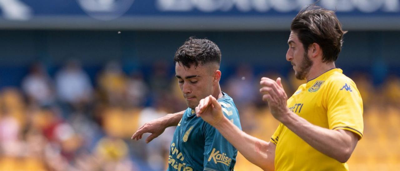 Alberto Moleiro –izquierda– pugna por un balón contra el extremo del Alcorcón, Álex Mula, en el duelo de la pasada jornada.