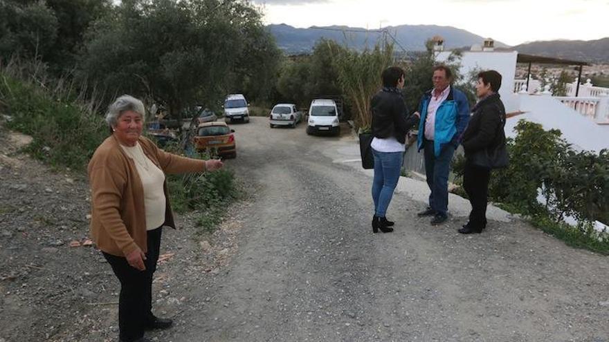 Isabel Carvajal, con vecinos y familiares en el carril que el Ayuntamiento abrió en su finca.