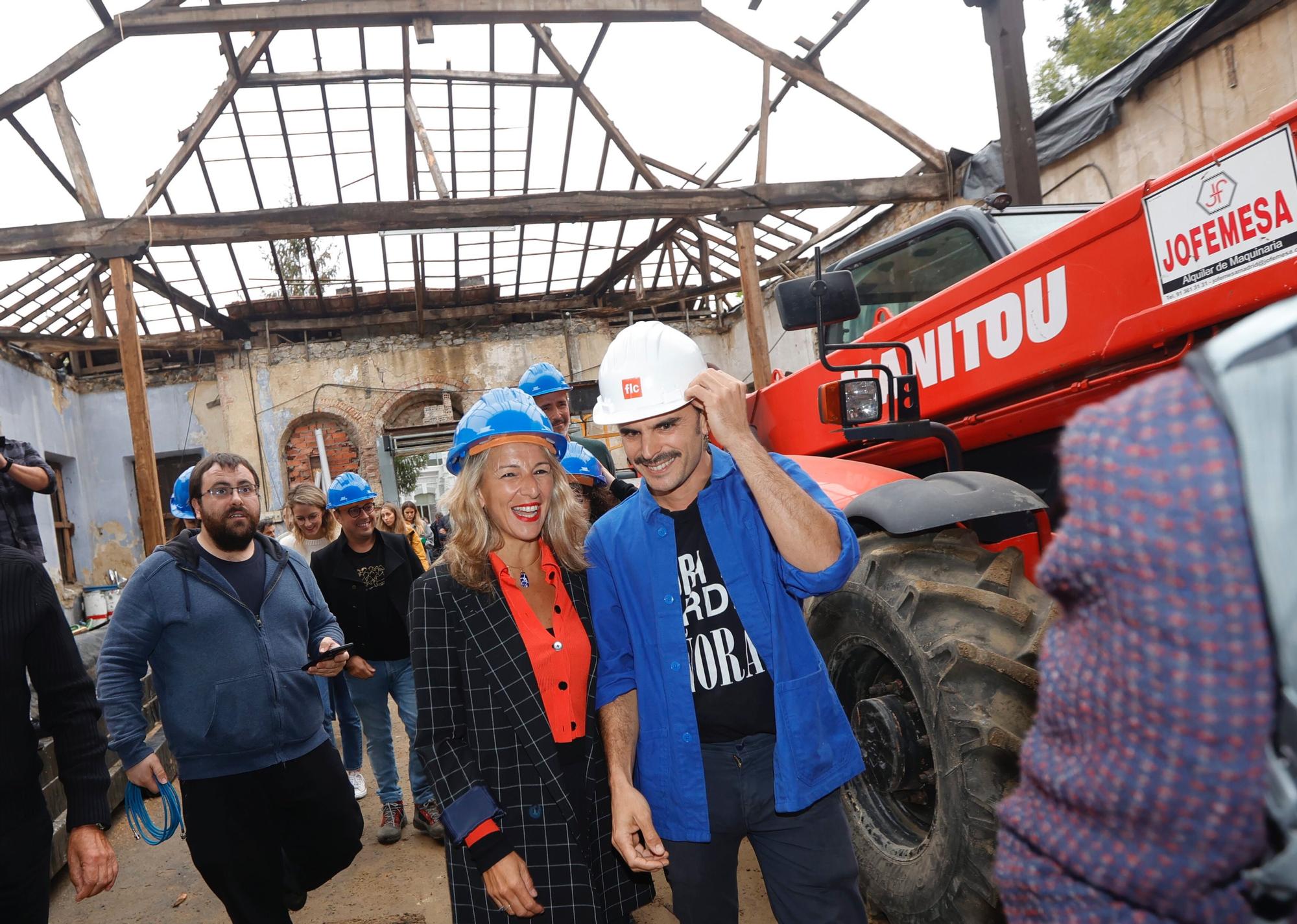 EN IMÁGENES: Así fue la visita de Yolanda Díaz y Rodrigo cuevas a las obras del teatro La Benéfica, en Infiesto