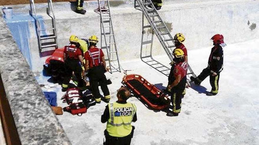 Herida al caerse en una piscina sin agua en sa Pobla