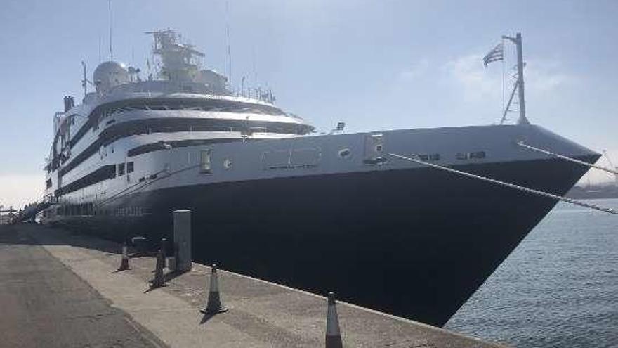 El crucero &#039;Le Laperouse&#039; atraca en A Coruña entre Santander y Oporto