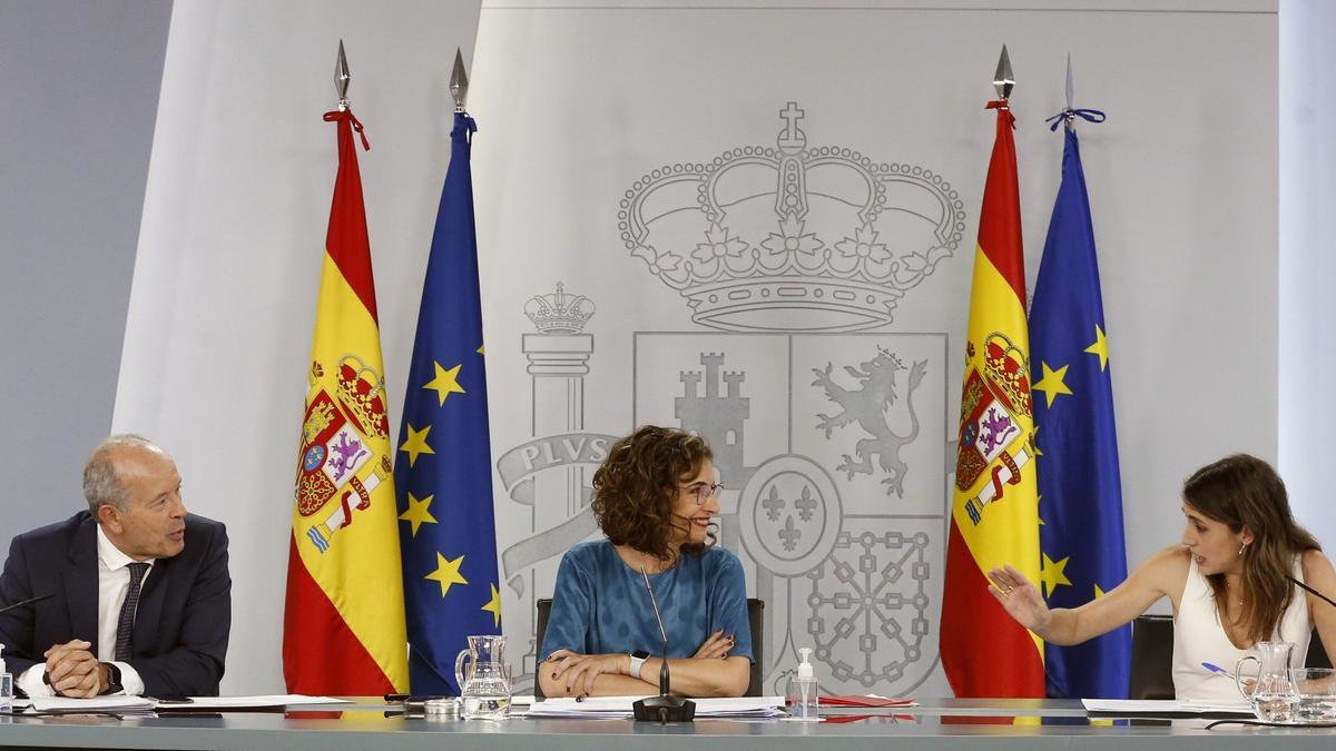 La portavoz del Gobierno, María Jesús Montero, junto a los titulares de Justicia e Igualdad, Juan Carlos Campo e Irene Montero, durante la rueda de prensa posterior al Consejo de Ministros de este 29 de junio de 2021, en el que el Ejecutivo aprobó la nueva LGTBI que amplía los derechos de las personas trans.