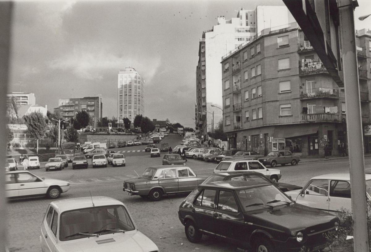 Vista de la calle Jenaro de la Fuente desde el cruce con Aragón, en octubre de 1988. Vista de la calle Jenaro de la Fuente desde el cruce con Aragón, en octubre de 1988.
