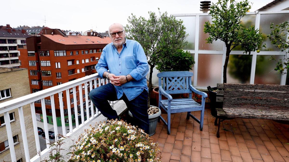 EDUARDO MENDEZ RIESTRA, ESCRITOR Y GASTRONOMO, EN SU CASA DE OVIEDO