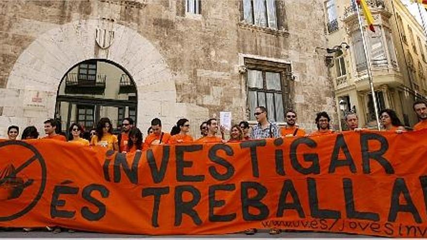 Manifestación de Joves investigadors frente al Palau de la Generalitat en 2006 en demanda del fin de la precariedad laboral.