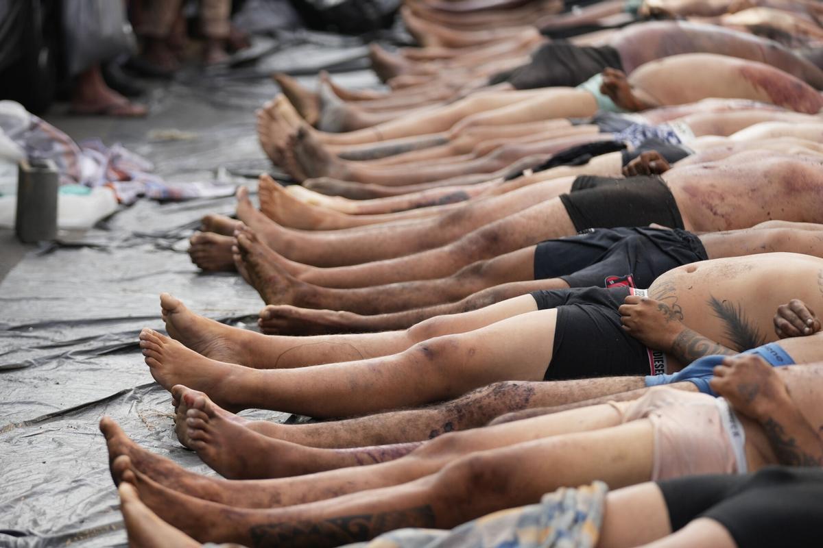 The bodies of people killed the day before during a police raid targeting the Comando Vermelho gang lie at the Complexo da Penha favela in Rio de Janeiro, Brazil, Wednesday, Oct. 29, 2025. (AP Photo/Silvia Izquierdo) Associated Press / LaPresse Only italy and spain. EDITORIAL USE ONLY / ONLY ITALY AND SPAIN